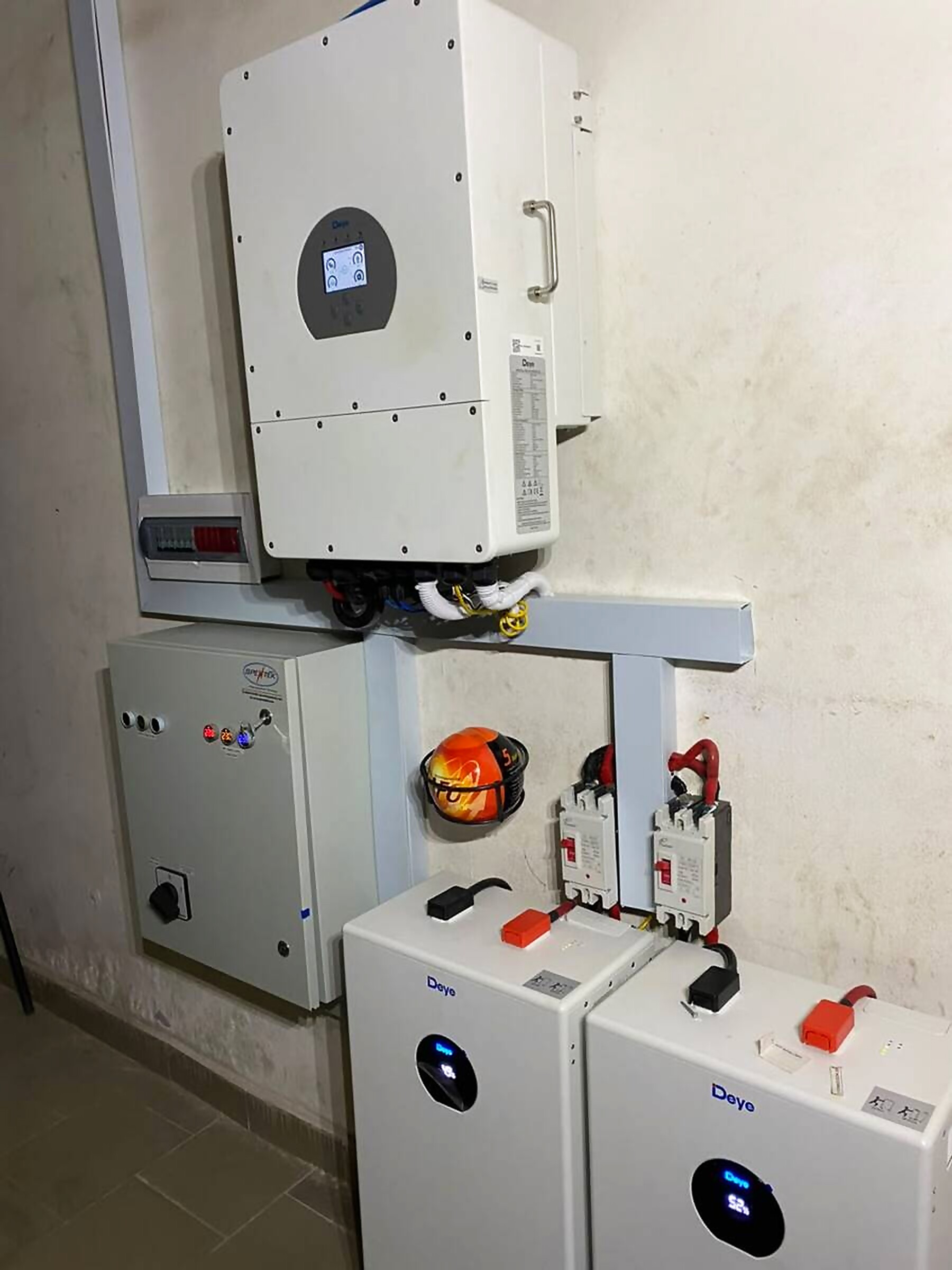 Hybrid inverter with stacked lithium batteries